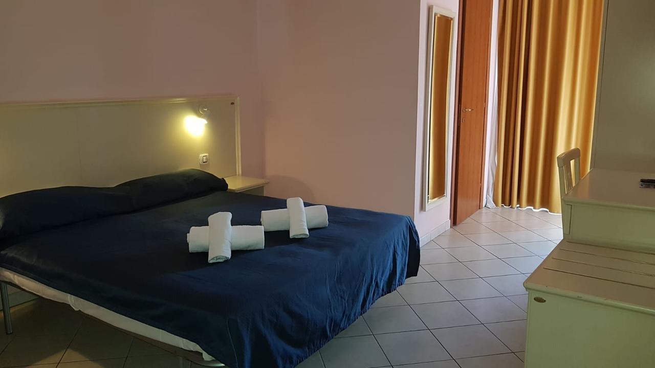Hotel Lago Maggiore Castelletto sopra Ticino Bagian luar foto